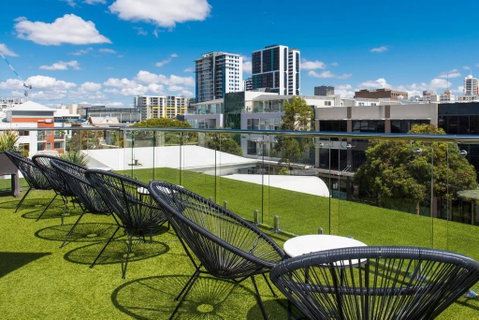 The Nest - Quirky Queen Sized Space With Roof Terrace - Sunshine Coast Guide 0
