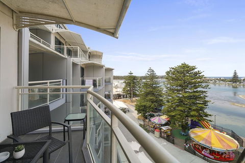 The Oaks Waterfront Resort, Unit 509 - Sunshine Coast Guide 1