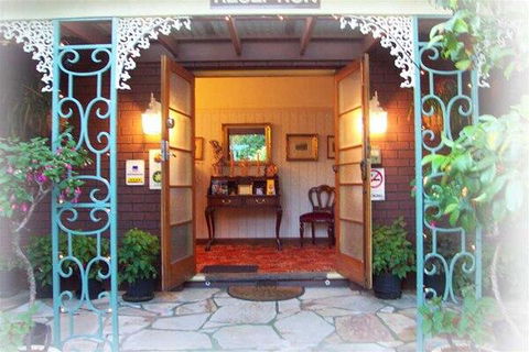 The Oast Inn Formaly Rosies Inn - Sunshine Coast Guide 0