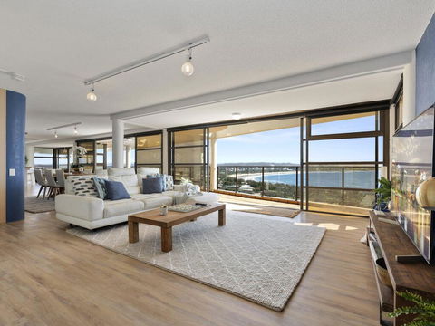 The Penthouse @ Point Cartwright - INSTANT HOTEL WINNER 2019 - Sunshine Coast Guide 0
