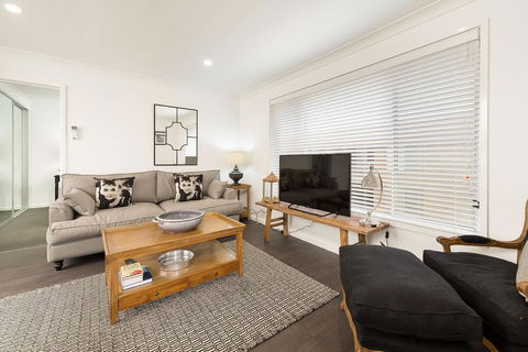 The Provincial - Central & Sophisticated - Sunshine Coast Guide 0