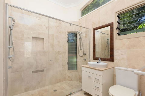 The Richmond Beach Villa - Sunshine Coast Guide 2