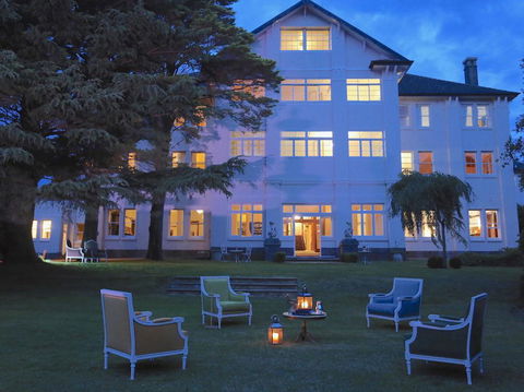 The Robertson Hotel - Sunshine Coast Guide 0