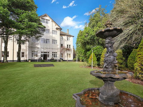 The Robertson Hotel - Sunshine Coast Guide 1