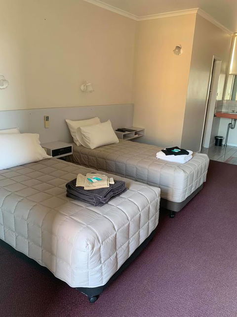 The Royal Motel - Sunshine Coast Guide 1