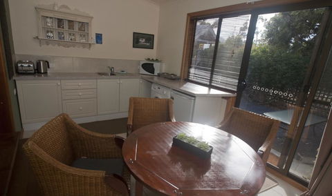 The Shingles Riverside Cottages - Sunshine Coast Guide 2