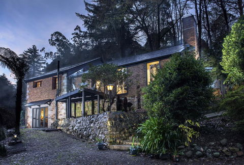 The Stone On The Hill - 3 Bedroom House - Sunshine Coast Guide 0