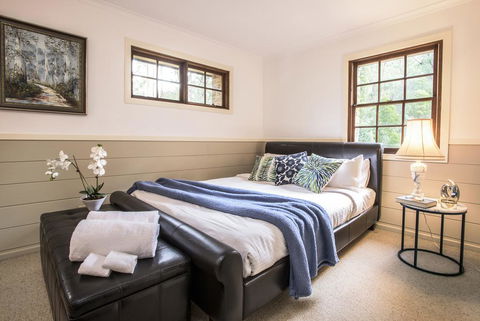 The Stone On The Hill - 3 Bedroom House - Sunshine Coast Guide 3