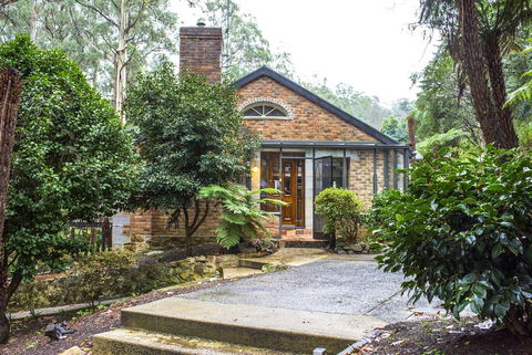 The Stone On The Hill - 3 Bedroom House - Sunshine Coast Guide 1
