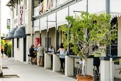 The Waterloo Bay Hotel - Sunshine Coast Guide 1