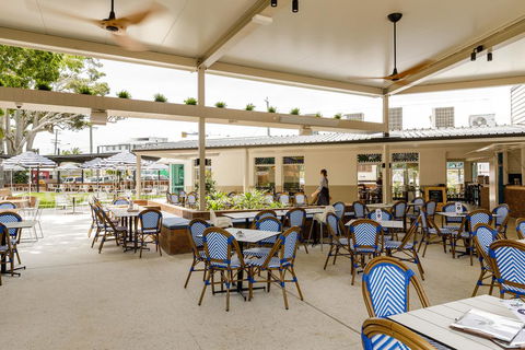 The Waterloo Bay Hotel - Sunshine Coast Guide 2