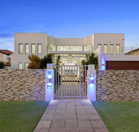 The White House GC Waterfront Home Cinema Jacuzzi Heated Pool - Sunshine Coast Guide
