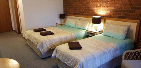 Tooleybuc Club Motor Inn - Sunshine Coast Guide 1