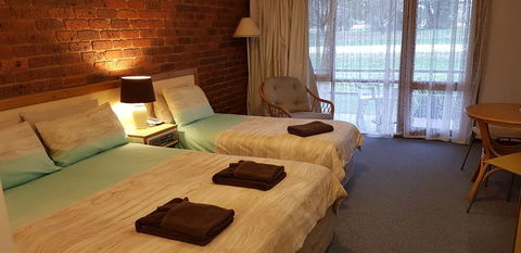 Tooleybuc Club Motor Inn - Sunshine Coast Guide 2
