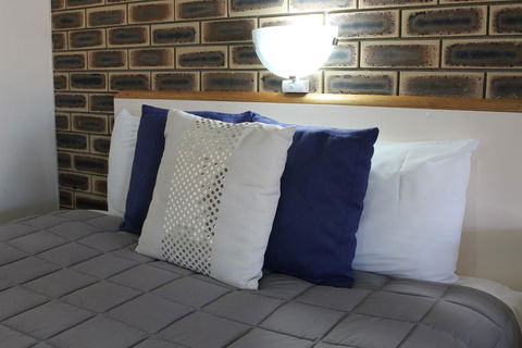 Top Of The Town Motel - Sunshine Coast Guide 0