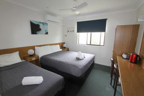 Toreador Motel - Sunshine Coast Guide 3