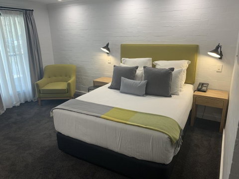 Town Square Motel - Sunshine Coast Guide 1