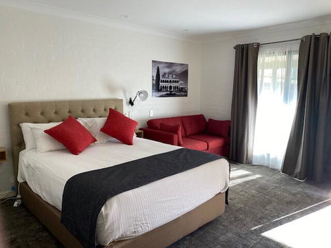 Town Square Motel - Sunshine Coast Guide 2