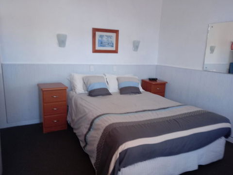 Travellers Rest Motel - Sunshine Coast Guide 3
