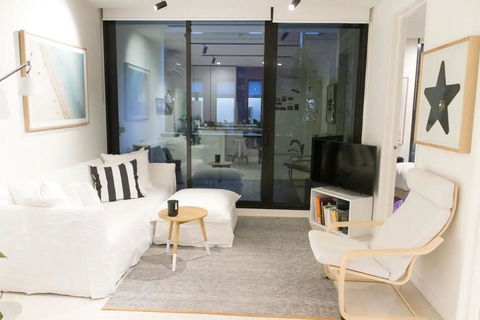 Trendy 1 Bedroom Apartment In The Heart Of Collingwood - Sunshine Coast Guide 0