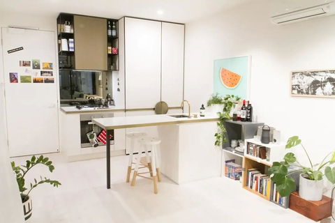 Trendy 1 Bedroom Apartment In The Heart Of Collingwood - Sunshine Coast Guide 1