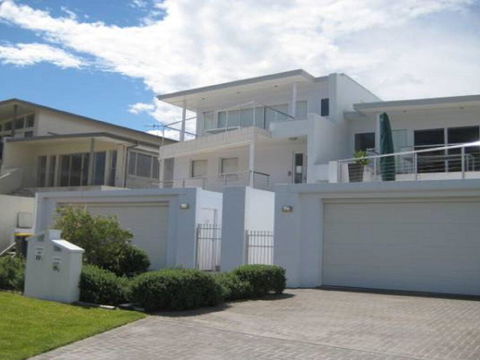 Ultimate Beach House' 19a Graham Street - Views , Peace & Quiet - Sunshine Coast Guide 2