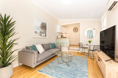 Ultimo 1 Bedroom House With Parking - Nice And Quiet - Sunshine Coast Guide 0