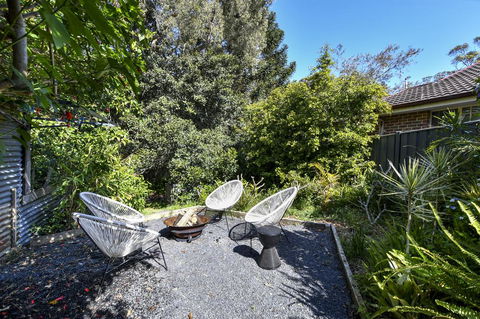 UMINA BEACH KOKOMO- Walk To The Beach, FAMILY And PET FRIENDLY Set Of 3 Vintage Original Holiday Flats & Vintage Caravan And Bat - Sunshine Coast Guide 3