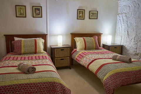 Underground Bed & Breakfast - Sunshine Coast Guide 3