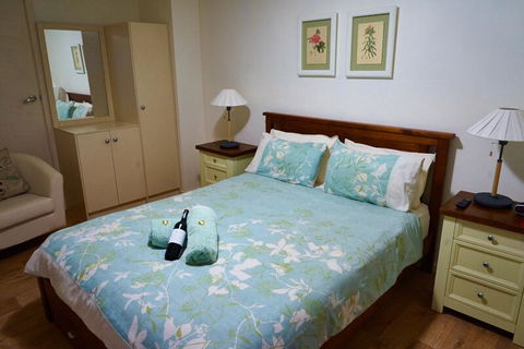 Underground Bed & Breakfast - Sunshine Coast Guide 1