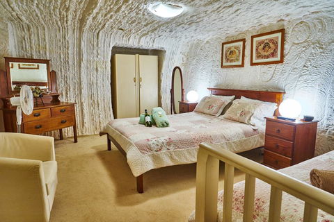 Underground Bed & Breakfast - Sunshine Coast Guide 2