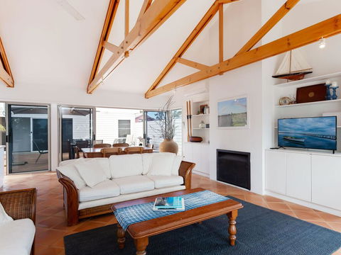 Unit 1 44 Danalene Pde Fantastic Waterfront Property With Air Con - Sunshine Coast Guide 2