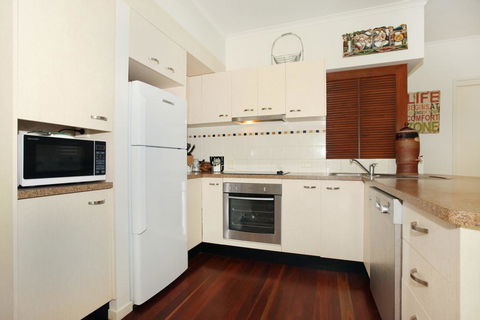 Unit 1 On The Park, Frank Street Coolum Beach: WIFI, 400 Bond, LINEN INCLUDED - Sunshine Coast Guide 3