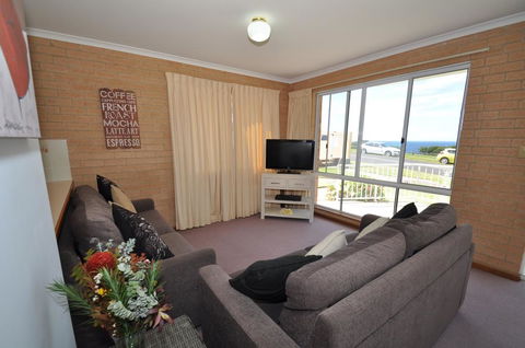 Unit 1, Countess Court - Sunshine Coast Guide 2
