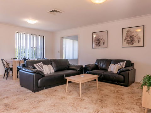 Unit 1@Tee Jays - Sunshine Coast Guide 2