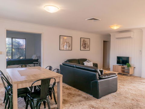 Unit 1@Tee Jays - Sunshine Coast Guide 1