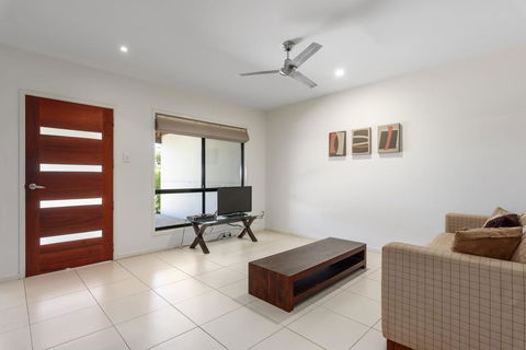 Unit 2 Rainbow Surf - Modern, Double Storey Townhouse With Large Shared Pool, Close To Beach And Shops - Sunshine Coast Guide 2