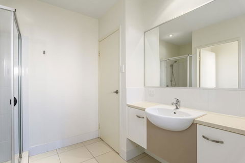 Unit 2 Rainbow Surf - Modern, Double Storey Townhouse With Large Shared Pool, Close To Beach And Shops - Sunshine Coast Guide 3