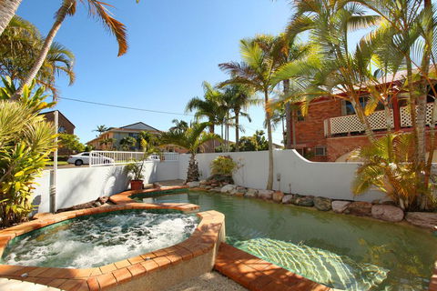 Unit 4, Coolum Sands Apartments, 34 First Avenue Coolum Beach, 400 BOND, LINEN SUPPLIED - Sunshine Coast Guide 0