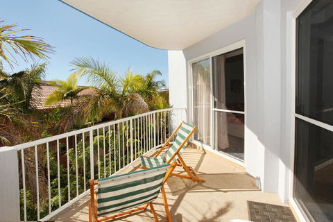Unit 4, Coolum Sands Apartments, 34 First Avenue Coolum Beach, 400 BOND, LINEN SUPPLIED - Sunshine Coast Guide 1