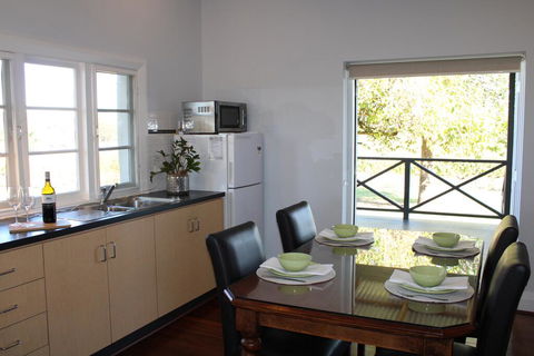 Upper Reach Spa Cottage - Sunshine Coast Guide 3