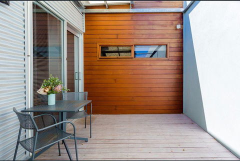 Urban Paradise Minutes From The Markets - Sunshine Coast Guide 1