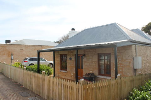 Victoria Cottage - Sunshine Coast Guide 0