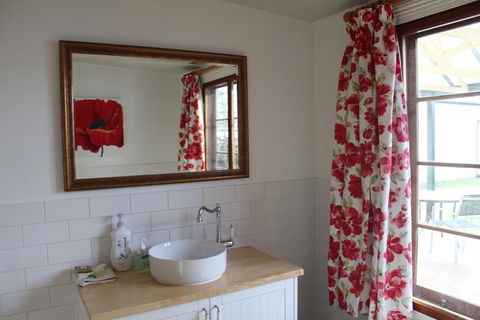Victoria Cottage - Sunshine Coast Guide 2