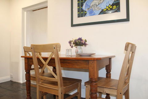 Victoria Cottage - Sunshine Coast Guide 1