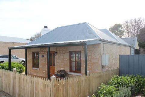 Victoria Cottage - Sunshine Coast Guide 3