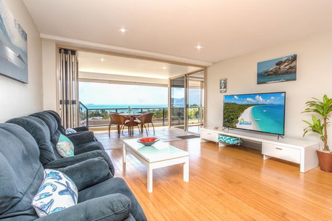VIEWS ON ELSHEBY - Sunshine Coast Guide 0