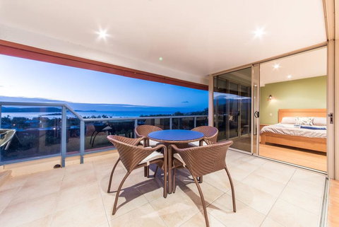 VIEWS ON ELSHEBY - Sunshine Coast Guide 2