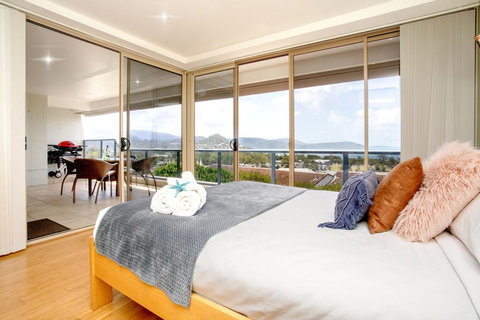 VIEWS ON ELSHEBY - Sunshine Coast Guide 1