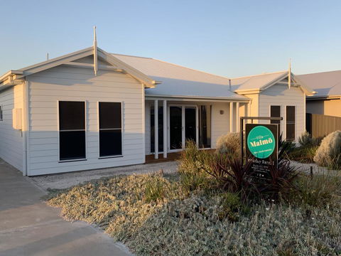 Villa Malmo - Sunshine Coast Guide 0